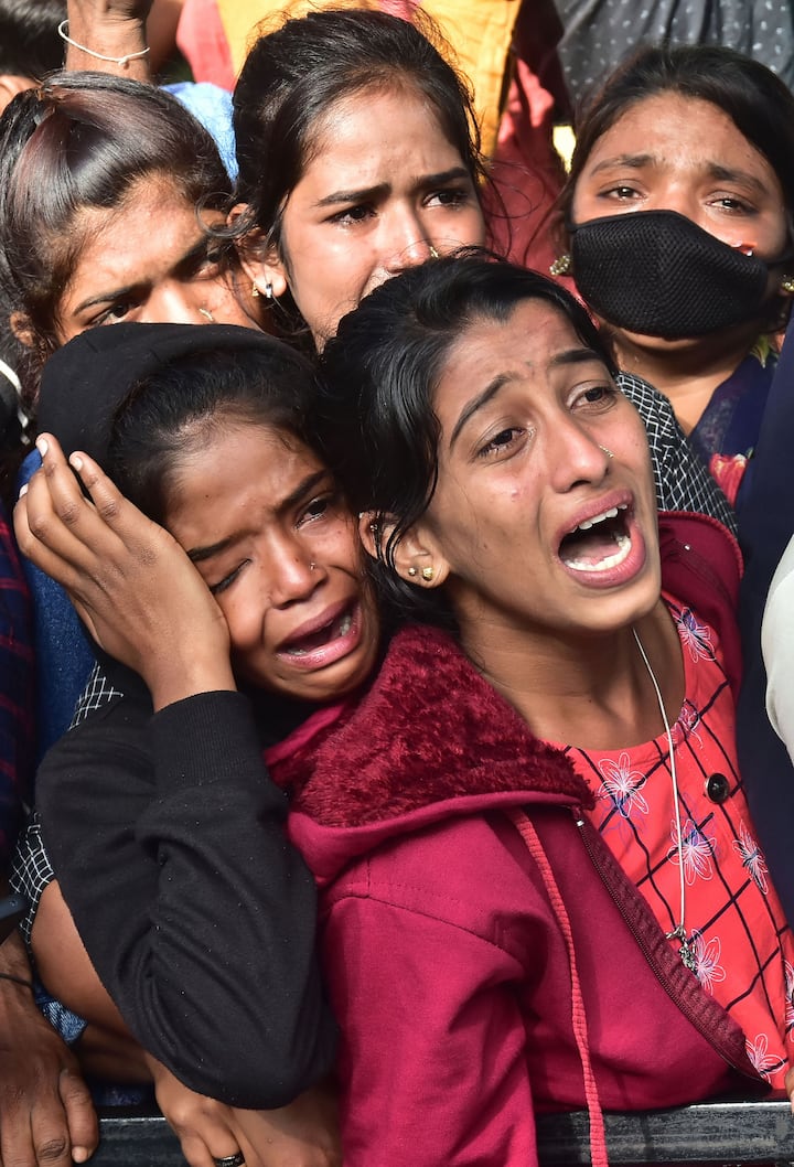 কেবল বাবা নয়, পুনিতের মা প্রভাথাম্মার শেষকৃত্যও হয়েছিল বেঙ্গালুরুর ওই স্থানেই। পরিবারের ইচ্ছা অনুয়ায়ী, বাবা-মায়ের শেষকৃত্য হওয়ার স্থানেই শেষকৃত্য হবে পুনিতের।