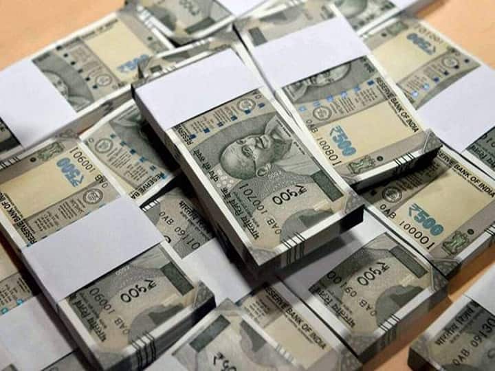 RBI put restriction on Laxmi Cooperative Bank, Solapur customers withdrawals 1k rupees RBI: इस बैंक के खाताधारक ध्यान दें! खाते से अब निकाल सकेंगे सिर्फ 1000 रुपये, RBI ने दी जानकारी