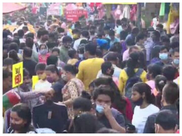 दिल्ली के लाजपत नगर बाजार में दिवाली की खरीदारी के लिए लोगों की भारी भीड़ जुट गई है. एक दुकानदार ने बताया कि दो साल के बाद दिवाली से पहले बाजार में इतनी भीड़ देखी जा रही है. दुकानदार ने कहा कि हम इस साल अच्छी बिक्री की उम्मीद कर रहे हैं.