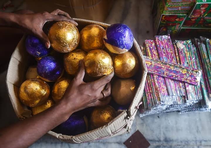 এ বছর আদালত জানায়, 'বেঁচে থাকার অধিকার মৌলিক অধিকার। বৃহত্তর স্বার্থের কথা ভেবে ক্ষুদ্র স্বার্থ উপেক্ষা করতে হয়।' এর আগে পরিবেশ বান্ধব বাজি পোড়ানোর ক্ষেত্রে কিছুক্ষণের জন্য ছাড় দিয়েছিল পশ্চিমবঙ্গ দূষণ নিয়ন্ত্রণ পর্যদ।