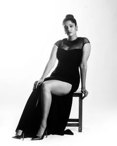 Ritika Singh pics: பிளாக் & ஒயிட்டில் ரித்திகா சிங் - வைரலாகும் கிளாமர் போட்டோஷூட்..!