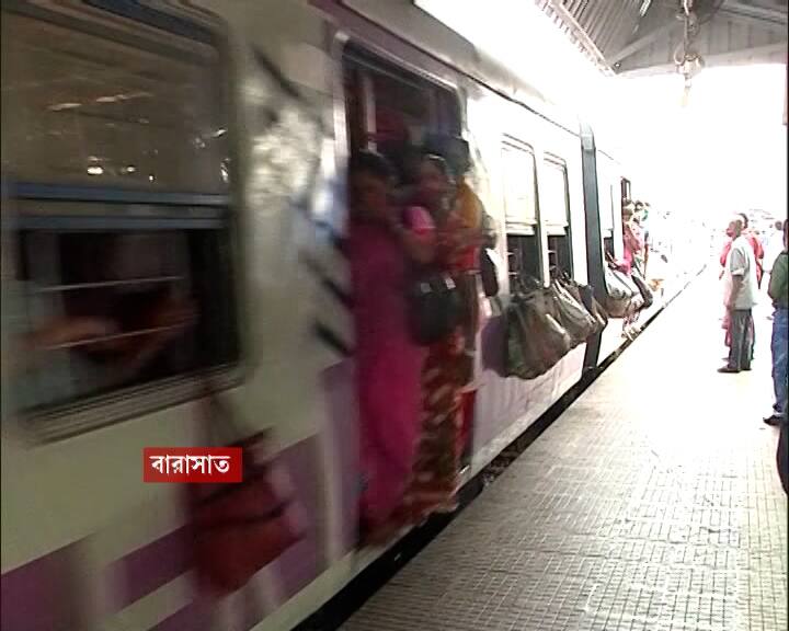 লোকাল ট্রেন চালু হতেই বারাসাতে ফিরল পুরনো ছবি। রবিবার ছুটির দিনেও ডাউন বনগাঁ লোকাল ঢুকতেই দেখা গেল বাদুড়ঝোলা ভিড়। একই ছবি ডাউন হাসনাবাদ লোকালেও। কামরার ভিতরে থিকথিকে ভিড়।