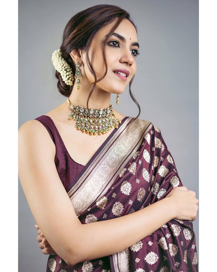 పట్టుచీరలో కుందనపు బొమ్మలా మెరిసిపోతోంది ఈ వరుడు కావలెను హీరోయిన్ (Image credit: Instagram)