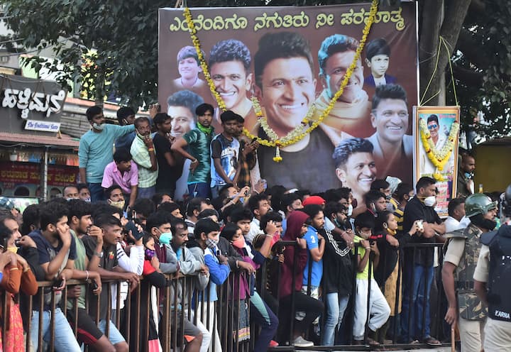 কন্নড় ছবির সুপারস্টারের এভাবে অকালে চলে যাওয়া মেনে নিতে পারছেন না অনুরাগীরা।