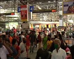 Local Train Service: ৬ মাস পর রাজ্যে চাকা গড়াল লোকাল ট্রেনের, প্রথম দিনই ভিড়ের ছবি