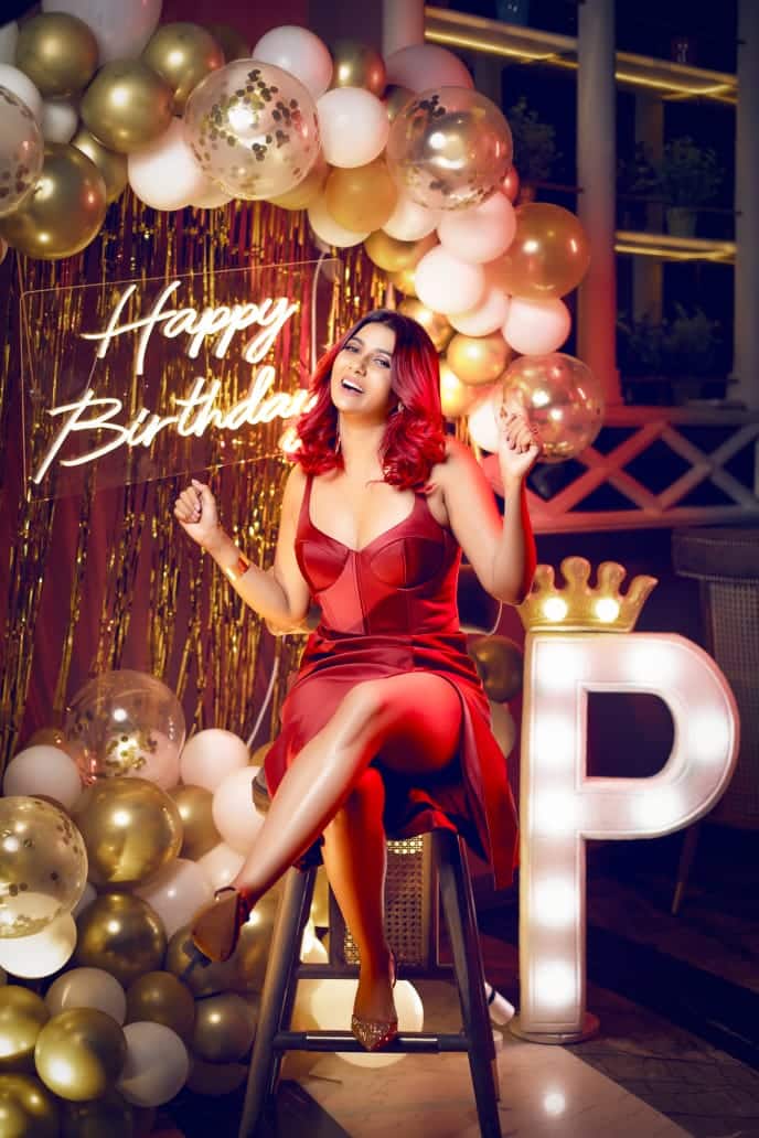 প্রচুর বেলুন আর সোনালী রিবনে সেজে উঠেছিল আসর। আর তার মধ্যে লাল পোশাকে নজর কাড়ছেন 'বার্থ ডে' পার্নো। বয়স বাড়াকে যেন রঙিন করে তুলতেই লাল পোশাক বাছলেন তিনি।