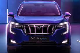 XUV700 ਦਾ ਅੰਦਰੂਨੀ ਹਿੱਸਾ ਹੋਰ ਵੀ ਪ੍ਰਭਾਵਸ਼ਾਲੀ ਹੈ ਤੇ ਜੋ ਕੁਝ ਅਸੀਂ ਮਹਿੰਦਰਾ ਤੋਂ ਵੇਖਿਆ ਹੈ ਉਸ ਤੋਂ ਉਲਟ ਹੈ। ਅਜਿਹਾ ਲਗਦਾ ਹੈ ਕਿ ਇਹ ਇੱਕ ਲਗਜ਼ਰੀ ਕਾਰ ਨਾਲ ਸਬੰਧਤ ਹੈ ਜਿਸ ਵਿੱਚ ਦੋਹਰੇ ਡਿਸਪਲੇਅ ਹਨ; ਜਿਨ੍ਹਾਂ ਵਿੱਚੋਂ ਇੱਕ ਡਰਾਈਵਰ ਦੇ ਸਾਹਮਣੇ ਹੈ।