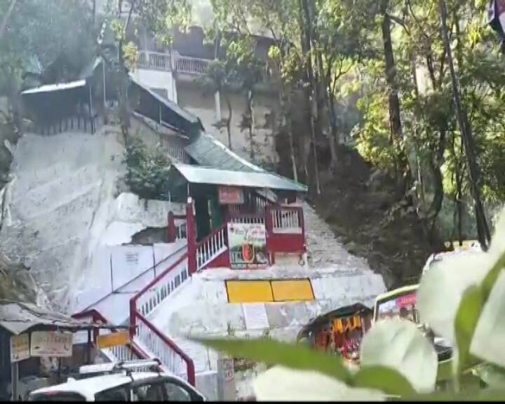 গাছগাছালিতে ঘেরা পাহাড়, খানিক দূর দিয়ে বয়ে চলেছে তিস্তা। অপূর্ব সুন্দর এক প্রাকৃতিক পরিবেশে, সেবক পাহাড়ের কোলে ১০৭টি সিঁড়ি ভাংলেই সেবকেশ্বরী কালী মন্দির।