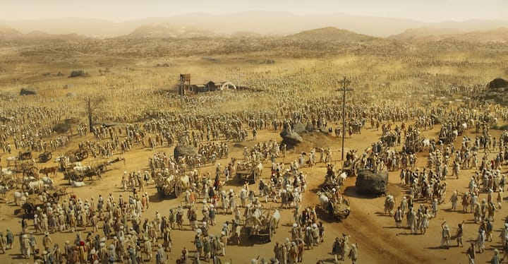 'ఆర్ఆర్ఆర్: రౌద్రం రణం రుధిరం' గ్లింప్స్‌ ప్రారంభించడమే కథానేపథ్యంలోకి తీసుకువెళ్లారు రాజమౌళి. ఎడ్లబండ్లు, తలపాగాతో మనుషులు... దేశానికి స్వాతంత్య్రం రావడానికి ముందు కాలంలోకి తీసుకువెళ్లారు. విజువల్స్ గ్రాండ్‌గా ఉన్నాయి. (Image credit: DVV Entertainment/Youtube)