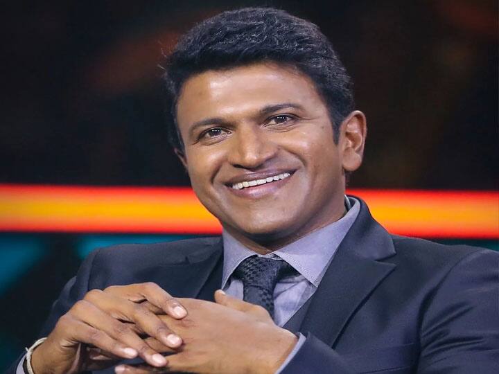 फेमस कन्नड़ एक्टर पुनीत राजकुमार (Puneeth Rajkumar) का इस सप्ताह 46 साल की उम्र में में दिल का दौरा पड़ने से निधन हो गया. 29 फिल्मों में मुख्य भूमिका निभाने वाले पुनीत (Puneeth Rajkumar Death) का राजकीय सम्मान के साथ अंतिम संस्कार किया गया. रिपोर्ट्स के मुताबिक, जिम में दो घंटे वर्कआउट करने के बाद पुनीत (Puneeth Rajkumar News) को सीने में दर्द होने लगा. उन्हें अस्पताल ले जाया गया लेकिन वहां पहुंचते ही उनका का दौरा पड़ गया.
