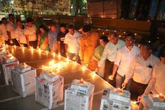 In Pics: ठाण्यातील अभिनय कट्ट्यावर ज्येष्ठ साहित्यिकांच्या स्मरणार्थ अंधबांधवांसोबत साजरा झाला अनोखा दीपोत्सव