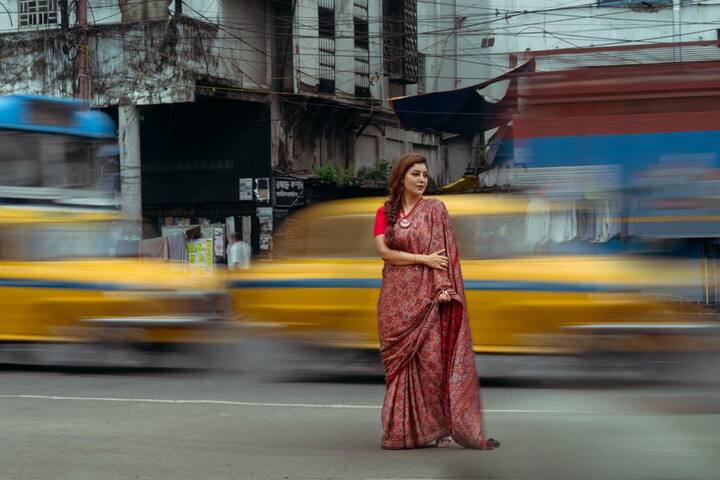 কখনও হলুদ ট্যাক্সি আবার কখনও টানা রিক্সা, কলকাতার রাস্তায় একাধিক ছবি শেয়ার করে নিলেন দেবিনা। লিখলেন, 'উত্তর কলকাতা হল ভালোবাসা। এই হাতে টানা রিক্সা কলকাতা ছাড়া আর কোথাও পাওয়া যাবে না।'