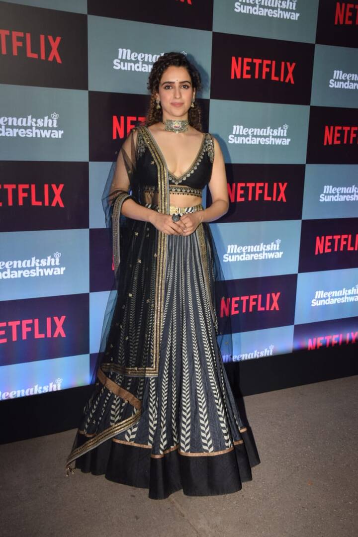 फिल्म लॉन्ग डिस्टेंस मैरिज पर है जिसे बड़ी ही खूबसूरती से फिल्माया गया है. नेटफ्लिक्स पर इस फिल्म को देखा जा सकता है.