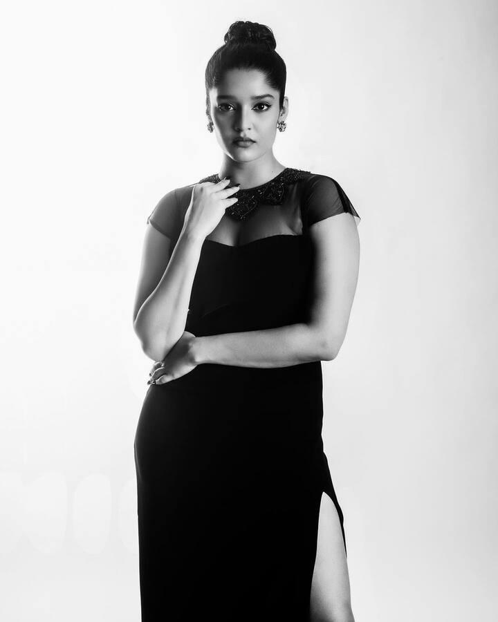 గ్లామర్ రోల్స్ కి మొదట్నుంచీ పెద్దగా ఆసక్తి చూపకపోవడంతో మిగిలిన హీరోయిన్స్ కన్నా వెనుకపడింది. ట్రెండీ ఫొటోస్ పోస్ట్ చేయడంలో మాత్రం అస్సలు తగ్గడం లేదు. బ్లాక్ కలర్  స్కిన్ టైట్ లుక్ లో భలే ఉంది.