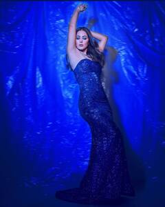 Hina Khan Photos: नीला गाउन पहन नागिन सी बलखाई Hina Khan, हुस्न की फिर गिराई बिजलियां!