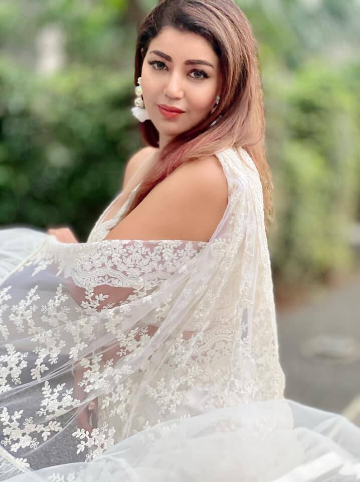 কলকাতার মেয়ে দেবিনার প্রেমে পড়েছিলেন গুরমিত। সেইসময় দেবিনা অভিনয় করছেন, সঙ্গে মডেলিংও। গুরমিত নিজেও অভিনয় করছিলেন সেইসময়। বাকিটা কেবলই রোম্যান্সে মোড়া প্রেমের গল্প। ভালোবাসার টানেই দেবিনা আপাতত মুম্বইবাসী। পুজোর আগে প্রিয় মানুষকে শহরে পা রেখেছিলেন এই বাঙালি কন্যা।
