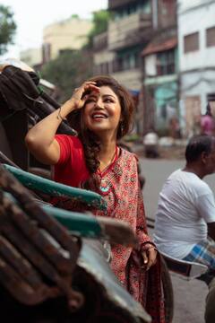 Debina Bonnerjee Update: লাল শাড়িতে কলকাতার রাস্তায় টানা রিক্সায় সওয়ার দেবিনা, বললেন, 'উত্তর কলকাতাকে ভালোবাসি'