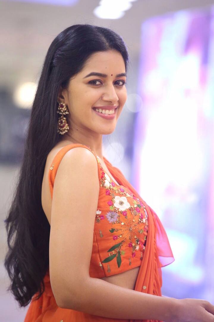 என்ன பாத்துக்கிடே பாத்துக்கிடே நடக்குறா ஆனா பாக்கமலே போவதுபோல் நடிக்கிறா