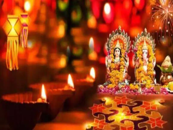 কুবেরের পাশাপাশি, ধনতেরাসের দিন বাড়িতে রুপোর লক্ষ্মী গণেশের মুর্তি প্রতিষ্ঠা করুন। যদি রুপোর লক্ষ্মী গণেশের মুর্তি সম্ভব না হয় তবে ফটো বা অন্য ধাতুর মূর্তি প্রতিষ্ঠা করা যেতে পারে।