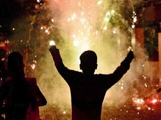 Diwali 2021 : रात्री 10 नंतर फटाके फोडाल तर खबरदार! थेट गुन्हा दाखल होणार