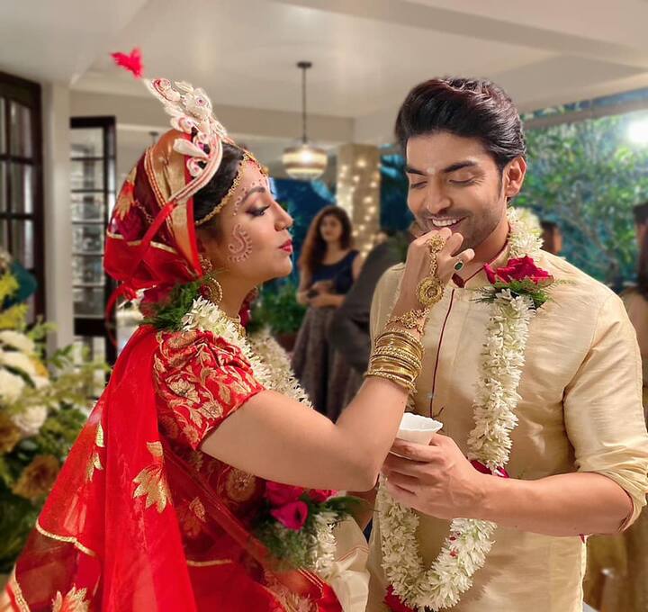 সদ্য স্বামী গুরমিতকে নিয়ে কলকাতা সফরে এসেছিলেন দেবিনা। সেখানে এসে দশ বছর পর ফের বাঙালি মনে বিবাহ করেন তাঁরা। লাল বেনারসিতে অপরূপা দেবিনা। পাশে ধুতি পাঞ্জাবাতে মানানসই গুরমিত চৌধুরিও।