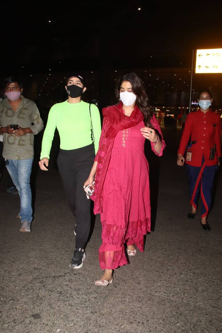 इस दौरान दोनों का ही दिलकश अंदाज देखने को मिला. सारा अली खान जहां ग्रीन टॉप और ब्लैक पैंट में दिखीं तो वहीं पिंक सूट में जाह्नवी कपूर ने लाइमलाइट चुरा लीं.