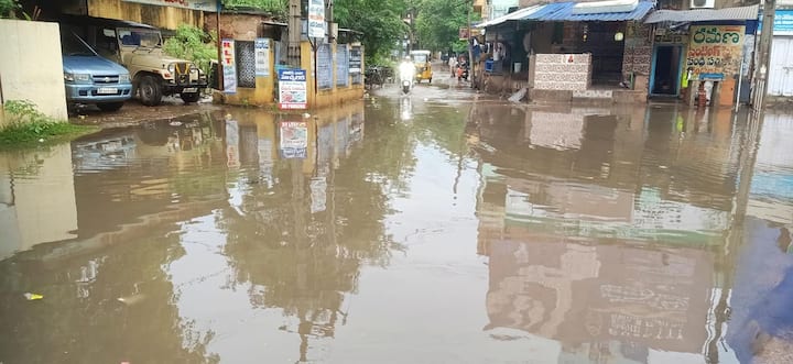 రాయలసీమలోని పలు ప్రాంతాల్లో వర్షం దంచికొట్టింది.