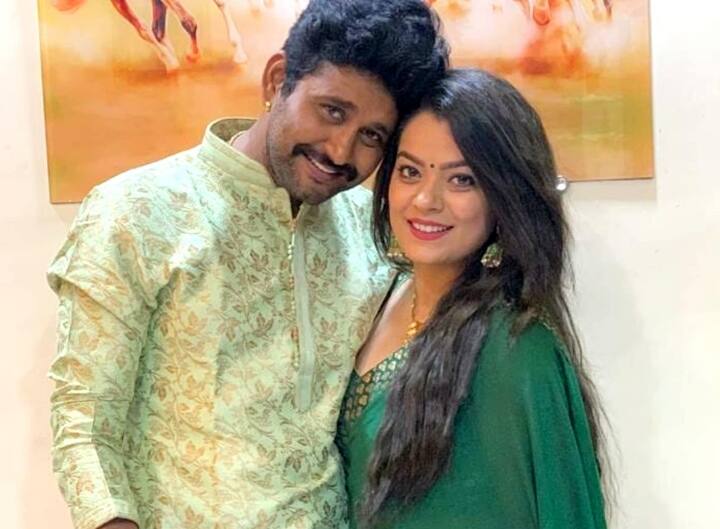 भोजपुरी एक्ट्रेस निधी झा भी शादीशुदा एक्टर यश कुमार के प्यार में हैं. वो सोशल मीडिया परअपने प्यार का भी इजहार कर चुकी हैं जबकि यश की पहले एक्ट्रेस अंजना से शादी हो चुकी हैं, कहा ये भी जाता है कि दोनों अब अलग हो चुके हैं.