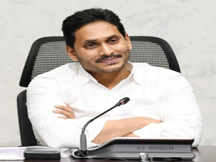 CM Jagan orders to clean area of prasadam padu of vijayawada due to bad smell Vijayawada: రోడ్డుపై వెళ్తూ సీఎం జగన్ ఫైర్.. అధికారుల ఉరుకులు, పరుగులు.. అసలేం జరిగిందంటే..