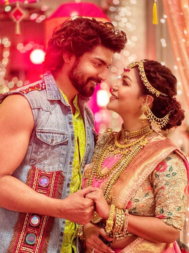 প্রিয় মানুষকে কলকাতার রাস্তার আসল অনুভূতি দিতে দেবিনা তাঁকে কখনও নিয়ে গিয়েছিলেন রাস্তার ধারের চায়ের দোকানে। সেখানে নিজে হাতেই চা ঢেলে নিচ্ছেন গুরমিত। আবার কখনও দুজনে পোজ দিয়েছিলেন কলকাতার হলুদ ট্যাক্সির সামনে।