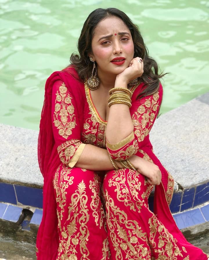 रानी चटर्जी ने रेड और गोल्डन कलर का सलवार सूट पहना है. आजकल के ट्रेंड के हिसाब से आप भी इस कांबिनेशन में कुर्ता और शरारा का सेलेक्शन कर सकती हैं. ये फैशन में भी है और ट्रेंडी भी.