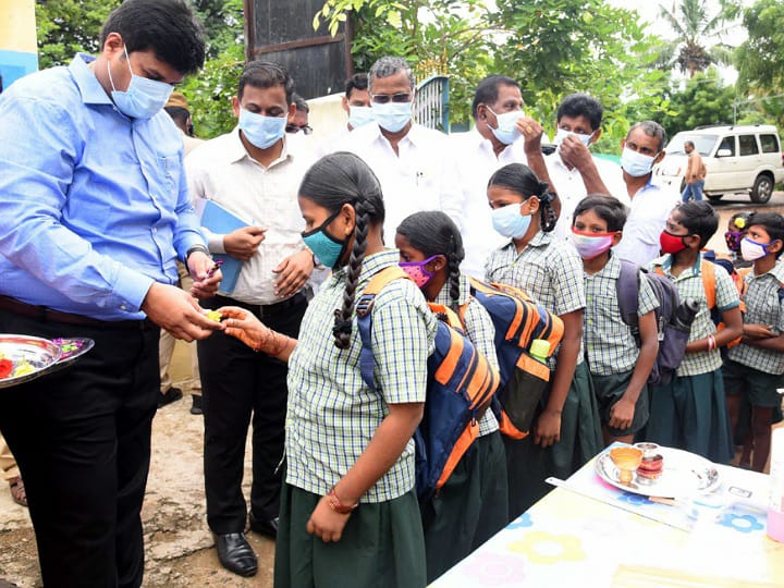 கரூரில் திறக்கப்பட்ட 1062 பள்ளிகள்...! - மாணவர்களை பூங்கொத்து கொடுத்து வரவேற்ற ஆட்சியர்...!