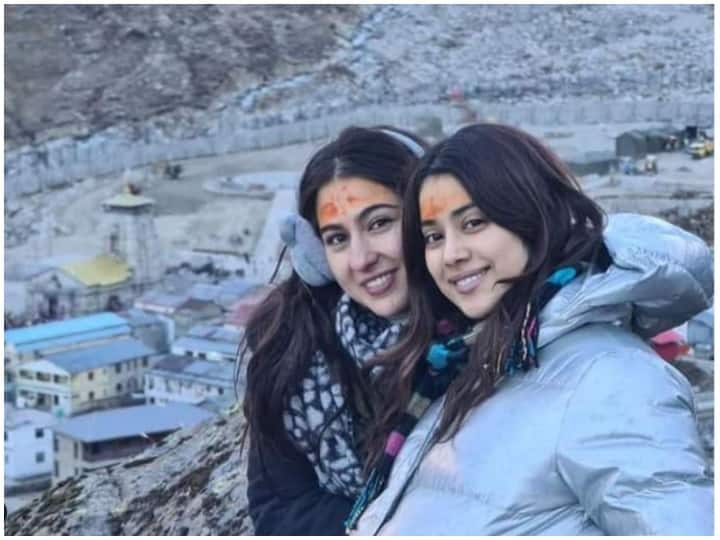 Jhanvi Kapoor and Sara Ali khan Kedarnath and Badrinath Uttrakhand Visit actresses enjoyed in snowy mountains Jhanvi Kapoor-Sara Ali Khan की बॉन्डिंग ने किया सबको इंप्रेस, केदारनाथ पहुंची एक्ट्रेस ने बर्फीली पहाड़ियों में खूब की मस्ती