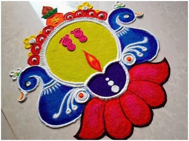 दिवाली पर आप मोर और दीए के साथ ये रंगोली डिजाइन बना सकते हैं. घर में ये एक रंगोली ही काफी है. इसका डिजाइन काफी बड़ा और सुंदर है. इसे रात में आप दीये जलाकर जगमग कर सकते हैं.