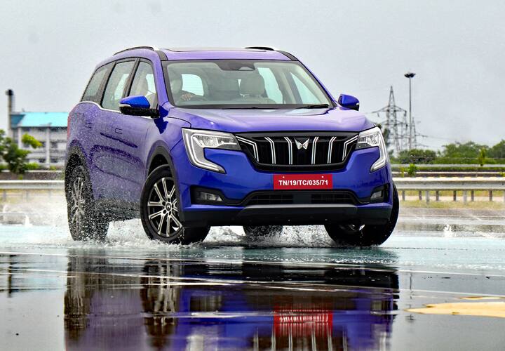 ਮਹਿੰਦਰਾ XUV700 SUV ਦੇ ਚਾਰ ਵੇਰੀਐਂਟਸ ਦੀ ਕੀਮਤ ਵੀ ਸਾਹਮਣੇ ਆਈ ਹੈ, ਜਿਸ ਵਿੱਚ ਪੈਟਰੋਲ ਦੇ ਬੇਸ ਵੇਰੀਐਂਟ ਯਾਨੀ ਕਿ MX ਗੈਸੋਲੀਨ ਦੀ ਕੀਮਤ 11.99 ਲੱਖ ਰੁਪਏ ਹੈ। ਐਮਐਕਸ ਡੀਜ਼ਲ ਦੀ ਕੀਮਤ 12.49 ਲੱਖ ਰੁਪਏ ਤੈਅ ਕੀਤੀ ਗਈ ਹੈ। ਇਸ ਤੋਂ ਇਲਾਵਾ AdrenoX AX3 ਗੈਸੋਲੀਨ ਵੇਰੀਐਂਟ ਦੀ ਕੀਮਤ 13.99 ਲੱਖ ਰੁਪਏ ਹੈ। ਇਸ ਦੇ ਨਾਲ ਹੀ AdrenoX AX5 ਗੈਸੋਲੀਨ ਦੀ ਕੀਮਤ 14.99 ਰੁਪਏ ਹੈ। ਇਸ ਕਾਰ ਦੀ ਵਿਕਰੀ ਅਕਤੂਬਰ ਦੇ ਆਸਪਾਸ ਹੋ ਸਕਦੀ ਹੈ।