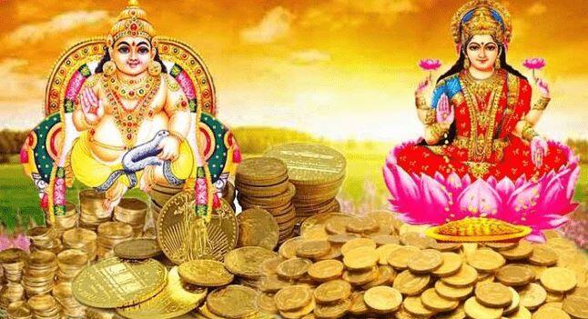 কথিত আছে কার্তিক ত্রয়োদশীর দিন সমুদ্র মন্থনে জন্ম নিয়েছিলেন দেবী ধন্বন্তরি। তার দু-দিন পরেই ক্ষীরসাগরে মন্থনে উঠে আসেন মহালক্ষ্মী। এর জন্যই দীপাবলির দু-দিন আগে ধনতেরাস পালন করা হয়ে থাকে।