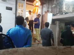 In Pics : राज ठाकरेंनी कृष्णकुंजच्या बाहेर येत स्वीकारल्या कार्यकर्त्यांच्या शुभेच्छा