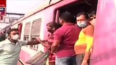 Local Train: প্রথম কাজের দিনেই বনগাঁ লোকালে অতিপরিচিত ভিড়, শিকেয় বিধি | Bangla News