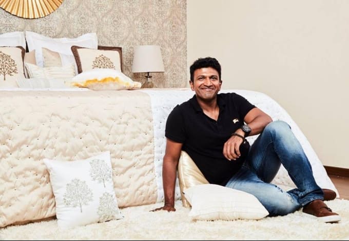 पुनीत ने घर के हर कोने में कॉम्बिनेशन और कॉन्ट्रास्ट कलर का ध्यान रखा. जिससे घर को क्लासी लुक दिया जा सके. बाकी हर तरह के सुंदर और अनोखी शो पीस को परफेक्ट प्लेस पर सजाया.