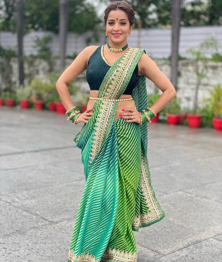 बात जब फैशन सेंस की आती है तो मोनालिसा के आगे कोई नहीं ठहरता. उनकी इस ग्रीन साड़ी को खास बना रहा है उसे पहनने का चरीका. सेंटर प्लीट्स के साथ कुंदन की कमर पेटी ने मोनालिसा के लुक को कई गुना बढ़ा दिया है.