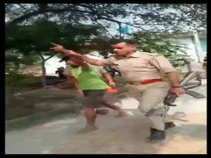 Aligarh: young man brutally beaten by father-son, the accused arrested ann अलीगढ़: दबंगों ने युवक से पहले बुलवाया जय श्री राम फिर बेरहमी से की पिटाई, आरोपी गिरफ्तार