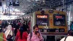 Local Train: দূরত্ববিধি শিকেয় তুলে গাদাগাদি ভিড় কল্যাণী সীমান্ত লোকালে | Bangla News