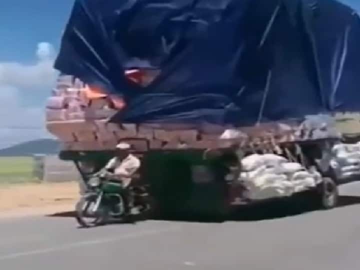 Viral Video of Bike Cum Truck uses cannot decide what it is Bike Truck Video: क्या आपने देखी है ऐसी अनोखी बाइक जो ट्रक के बराबर उठाती है सामान? देखें शानदार Viral Video