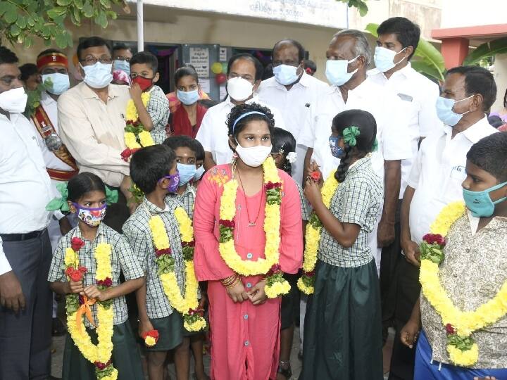 Schools open today for grades 1 to 8 after 586 days சேலம்: 586 நாட்களுக்கு பிறகு பள்ளிக்கு சென்ற 1 முதல் 8 வகுப்புக்கு மாணவர்கள் - பூங்கொத்து கொடுத்து வரவேற்பு