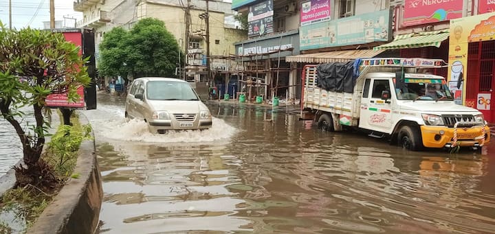 కడపలో ఇళ్లలోకి నీరు వచ్చి చేరింది.