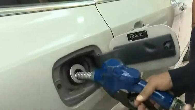 Petrol Diesel Price Drop: UP further cuts tax; petrol, diesel cheaper by Rs 12 per litre Petrol Diesel Price Drop: পেট্রোল-ডিজেলের উপর আরও কর ছাড়, কেন্দ্রের সিদ্ধান্তের পরই ঘোষণা উত্তরপ্রদেশ সরকারের