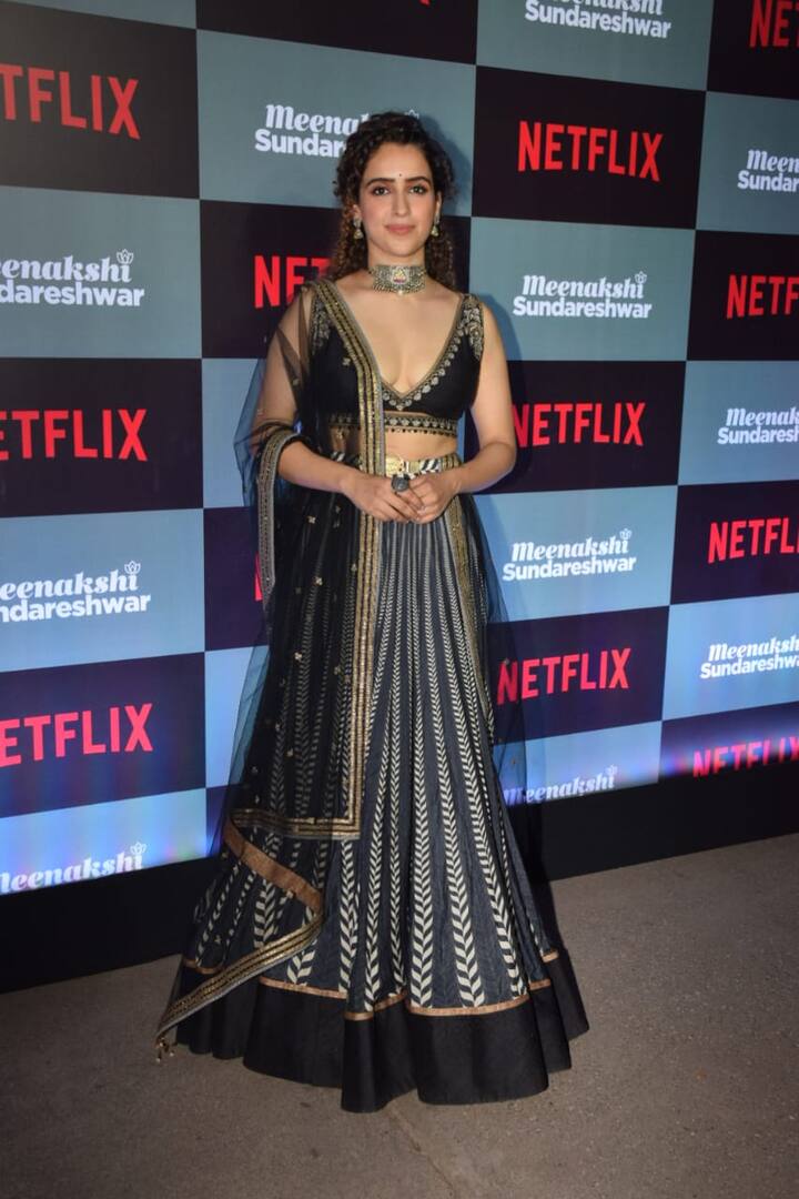 उनके कर्ली हेयर उनके लुक्स को और भी निखार रहे थे. और उस पर उनकी मुस्कान के क्या कहने. उनकी मुस्कान हमेशा ही उनकी खूबसूरती में चार चांद लगा देती है.