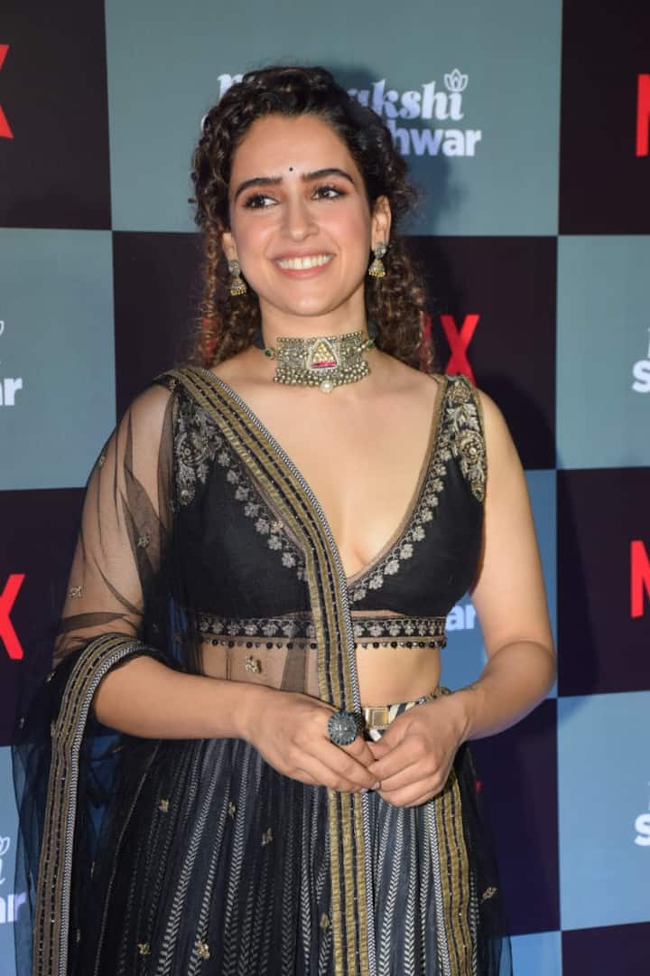 सान्या मल्होत्रा इस दौरान ग्रे और ब्लैक कॉम्बिनेशन के स्टाइलिश लहंगे में दिखीं और हर बार की तरह वो काफी खूबसूरत लग रही थीं.