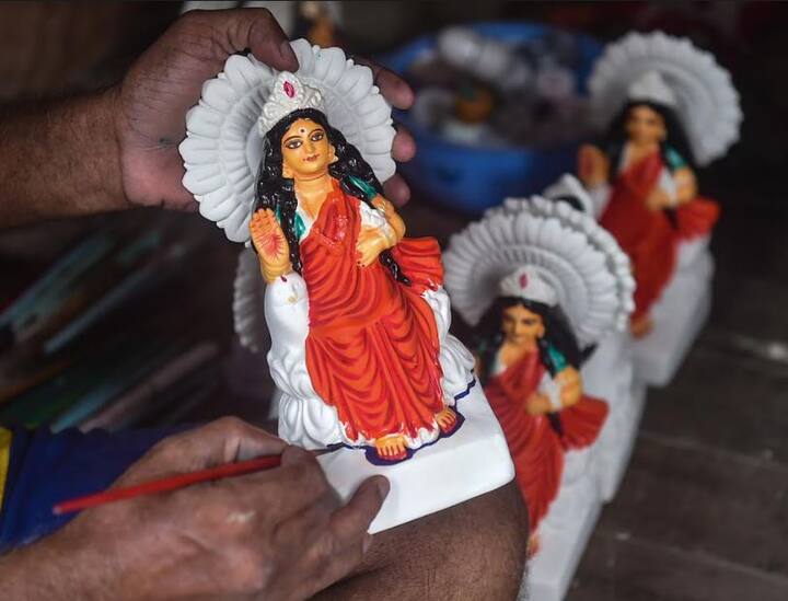 কুবের বিশ্বের রক্ষাকর্তাদের মধ্যে একজন এবং উত্তরদিকের প্রভু বলা হয়ে থাকে। তাই ঘরের উত্তর দিকে মুখ তকেই কুবেরের মূর্তি রাখা শুভ বলে মনে করা হয়।