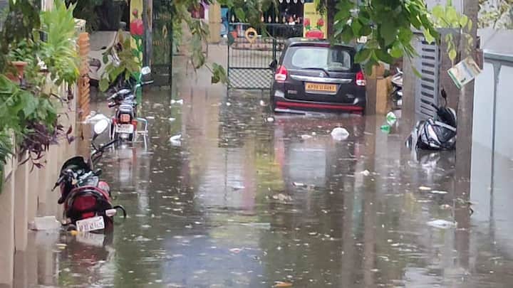 తిరుపతిలో ఇళ్లలోకి నీరు చేరడంతో ప్రజలు నానా ఇబ్బందులు ఎదుర్కొన్నారు.